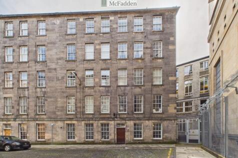 This spacious, fully furnished third-floor property is located on Brighton Street just off Potterrow, which is it only seconds away from George Square and The Meadows. The flat is ideally situated for