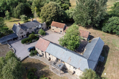 THe Farmhouse Woo...