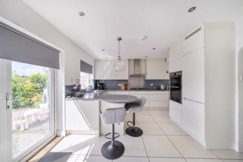 Barton Way - Kit Breakfast.jpg