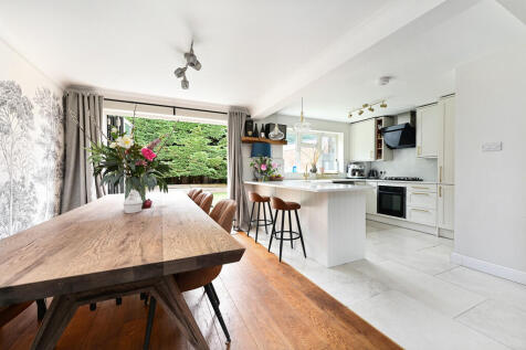 19 Globe Farm Lan...