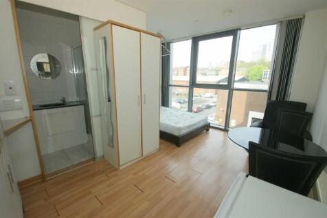Stoneacre Properties offer to the rental market this spacious studio apartment in a fantastic location, within a 10 minute walk into Leeds City Centre. Close to local amenities and the bus station. Th