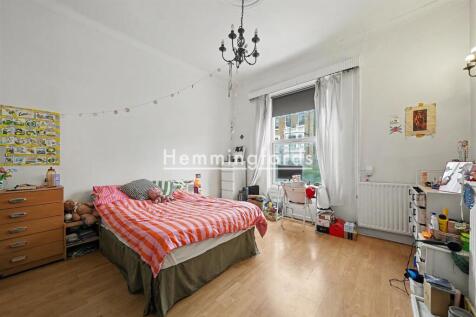 Two bedroom (No living room) apartment in a lovely period conversion in between the many amenities of Newington Green and Stoke Newington, moments from the green spaces of Clissold Park. The property