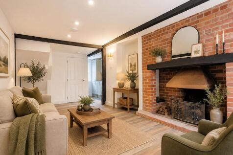 LIVING ROOM.jpg
