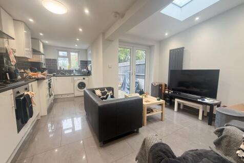 4 Bedroom Terraced in RG1 5NR