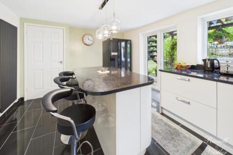 CAM01995G0-PR0354-STILL009