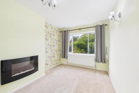 Well presented 3 bedroom house in this popular residential location. Accommodation comprising lounge/diner, modern kitchen, 2 double bedrooms, 1 single bedroom and family bathroom. Further benefits in