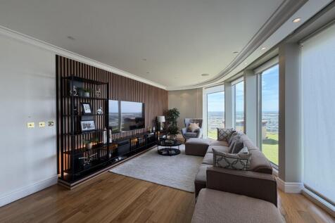 An amazing four double bedroom, three bathroom duplex penthouse at The Heart development located in the heart of Media City UK, Salford Quays. The apartment is positioned over the top two floors of th