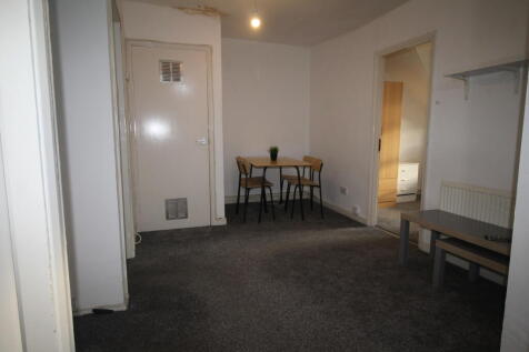 Enjoy the convenience of city living in the heart of Leeds city centre with this well-managed property from Samara Lettings.