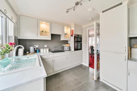 PONT PENTRE PARK KITCHEN 1