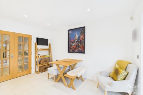 CAM01995G0-PR0384-STILL005