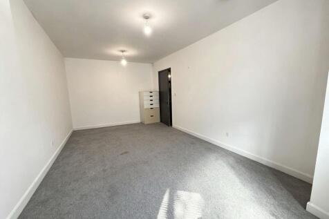 Switch Properties offers this fully furnished basement flat at 147 Hyde Park Road, Leeds. Featuring a spacious bedroom, modern open-plan living and kitchen, contemporary bathroom, and a rare private p