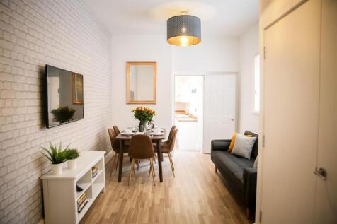 Large Double En-Suite Room | Fully Furnished | Communal area | Great Location | All Utility Bills Included | NO FEES