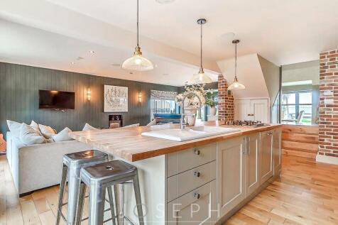 5 Bedroom Detached in CO15 5TT