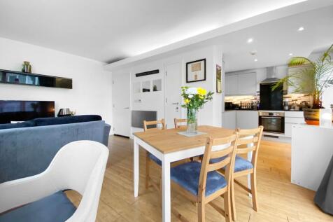 Contemporary 1-bed apartment in highly sought-after area of Leeds City Centre. Modern specifications, close to amenities, open plan lounge & kitchen, double bedroom, modern bathroom, balcony. UPVC dou
