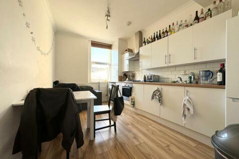 Great opportunity for flatmates! This spacious three-bedroom apartment is ideally located and perfect for sharing!