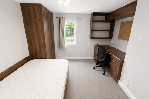 Well located 5 bedroom shared property, suitable for students and professionals a like, fully furnished rooms with shared living spaces, located in a prime location in Leeds.