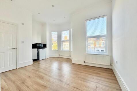 Stylish First Floor Studio Apartment | Prime Location | Bills Included (Excluding Electricity) | Available Now
Set within one of the area's most desirable locations, this beautifully presented first-f