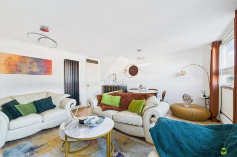 CAM03779G0-PR0318-STILL010