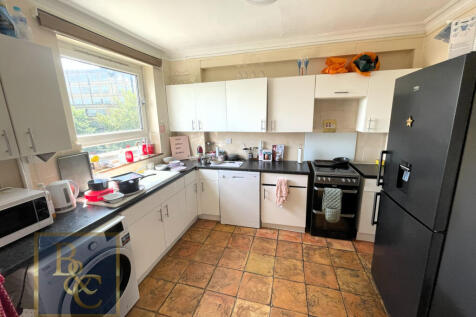 Spacious four double bedroom maisonette to let. Property comprises of a kitchen diner four double bedrooms and a separate small lounge area. one bathroom with a shower cubicle and separate bathtub. pr