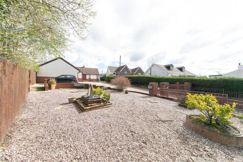 Front garden and driveway