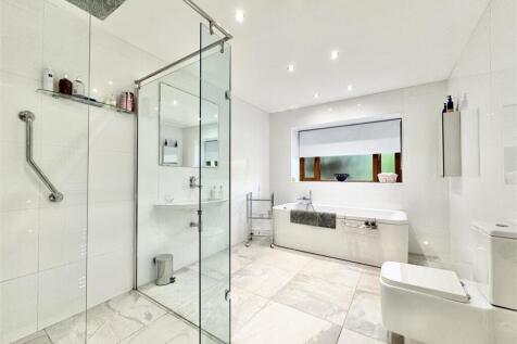 5 bed, 3 bath Detached Bungalow in Glasgow - Photo 19