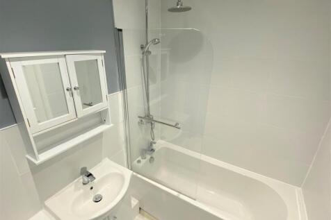 20 Polwhele Road Bathroom