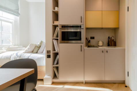 A modern studio in Chelsea, ideal for students or professionals. Features a fully equipped kitchen, smart storage, raised-base shower, built-in bookshelf, and a flexible desk/dining area. Bright, cosy