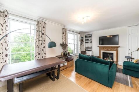 This beautiful lateral apartment is flooded with natural light and has been finished to a high standard throughout. Comprising a large reception room with wooden floors and views over Grafton Square,