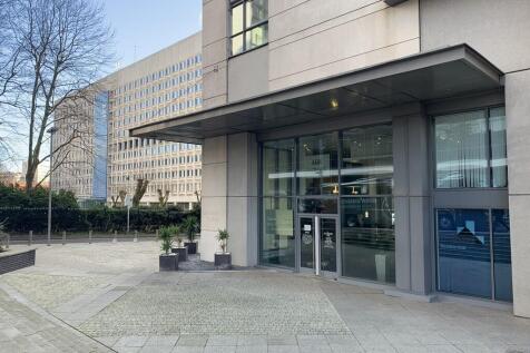 VideoTour available. This one bed apartment located on the 9th floor in the acclaimed Centenary Plaza at the very centre of Birmingham .The apartment benefits from lounge/diner with fully fitted kitch