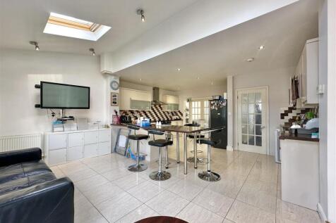 L SHAPED KITCHEN/DINER