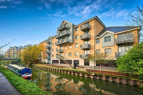 Communal Gardens/River views