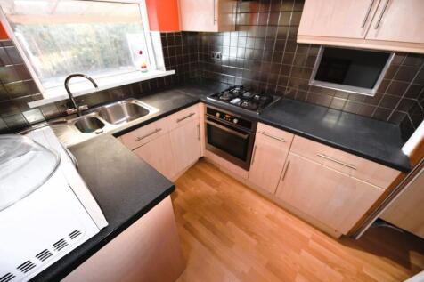 SPACIOUS 2 BEDROOM HOUSE IN KIRKSTALL This is a two-bedroom house with a spare room in Kirkstall, ideal for students or professionals. **£138.46pppw or £176.46pppw ALL INC with GAS, ELEC, WATER, INTER