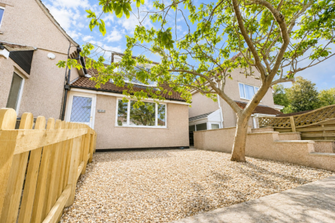 This beautifully presented one-bedroom semi-detached house offers a thoughtfully designed layout, perfect for individuals or couples seeking modern living in a manageable space. Additional features en