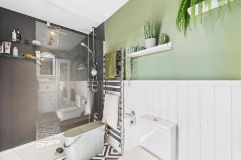 En-Suite To Master Bedroom