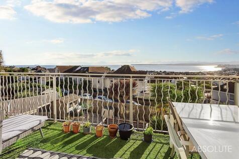 Balcony and sea view