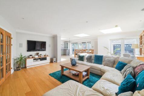 NORTH VIEW CRESCENT