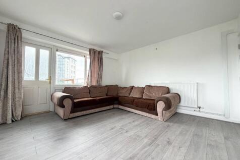 Newly renovated two-bedroom apartment in LS9 available for immediate move-in. The property offers modern living with a spacious lounge, two good-sized bedrooms, a private balcony, lift access, and par