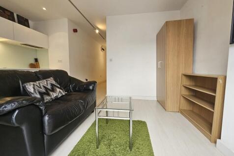 Furnished studio apartment available in Manor Mills, just a 5-minute walk from Leeds Train Station. Ideal for anyone looking to enjoy convenient city living. Manor Mills is a modern apartment developm
