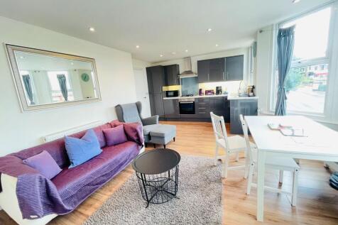 *TWO DOUBLE BEDROOMS* *TWO EN-SUITES* *AVAILABLE NOW* A modern first floor duplex apartment set within this conversion.
