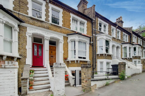 One Bedroom Garden Flat. Pet Friendly. Well Proportioned Throughout. Great Location a Few Mins From Gipsy Hill Station. Good Size Bedroom. Living Room. Eat in Kitchen. Bathroom. Unfurnished. Available