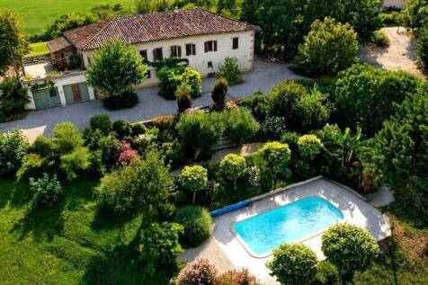Beautiful countryside estate featuring a spacious