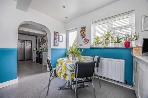 250 Havant Road, Hayling Island-Small-PorticoMarke