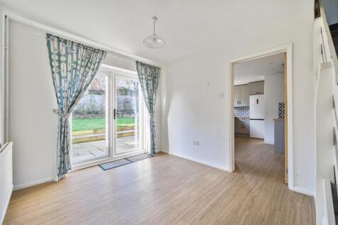 31 Harmans Way, Weedon