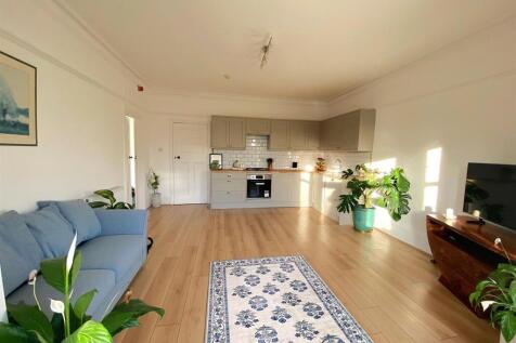 69 De la Warr Rd - Lounge2.jpg