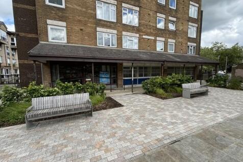 Retail Property (high street) to rent in elland