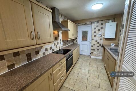 Spacious & Welcoming 3-Bedroom End-Terraced Family Home EPC C Garden Droylsden Location (M43) Welcome to Brookside Avenue, a lovely three-bedroom end-terraced family home offering generous... ** Prope