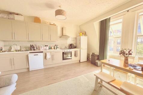 2 bed flat to rent Heath Road, Twickenham TW1