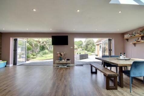 OPEN PLAN LIVING AREA