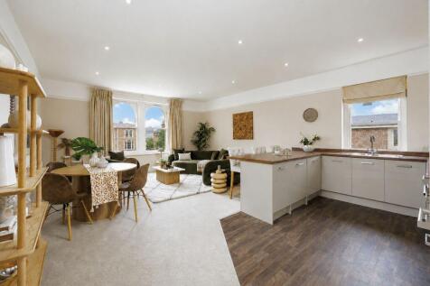 An extremely spacious 2 double bedroom second floor apartment set within an imposing detached Victorian building on this prestigious tree-lined road with stunning communal residents' gardens. Excellen