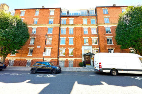 This studio apartment is situated on the third floor of this stunning Mansion Block in the heart of Marylebone, W1H. Hyde Park is just 0.4 miles away, 24 hours concierge, an onsite laundry room and Ed